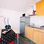 Apartament In With Sea View, Balcony, Air Conditioning, Wifi 4167-8 Duće
